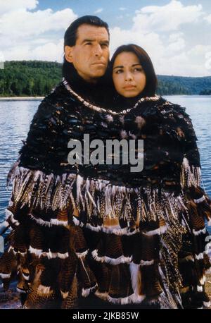 Pierce Brosnan, Annie Galipeau Film: Grey Owl (1999) Charaktere: Archie Grey Owl,Pony Regie: Richard Attenborough 10. September 1999 **WARNUNG** Dieses Foto ist nur für redaktionelle Verwendung bestimmt und unterliegt dem Copyright von ALLIED FILMMAKERS und/oder des Fotografen, der von der Film oder Production Company beauftragt wurde und kann nur durch Publikationen im Zusammenhang mit der Bewerbung des oben genannten Films reproduziert werden. Eine obligatorische Gutschrift für ALLIIERTE FILMEMACHER ist erforderlich. Der Fotograf sollte auch bei Bekanntwerden des Fotos gutgeschrieben werden. Ohne schriftliche Genehmigung der Film Company kann keine kommerzielle Nutzung gewährt werden. Stockfoto