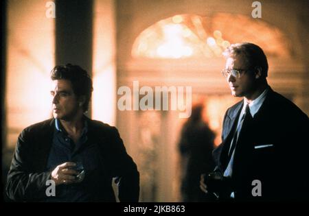 Al Pacino & Russell Crowe Film: The Insider (USA 1999) Charaktere: Lowell Bergman & Jeffrey Wigand Regie: Michael Mann 28. Oktober 1999 **WARNUNG** Dieses Foto ist nur für redaktionelle Zwecke bestimmt und unterliegt dem Copyright von TOUCHSTONE und/oder des Fotografen, der von der Film- oder Produktionsfirma beauftragt wurde und darf nur von Publikationen im Zusammenhang mit der Bewerbung des oben genannten Films reproduziert werden. Ein obligatorischer Credit to TOUCHSTONE ist erforderlich. Der Fotograf sollte auch bei Bekanntwerden des Fotos gutgeschrieben werden. Ohne schriftliche Genehmigung der Film Company kann keine kommerzielle Nutzung gewährt werden. Stockfoto