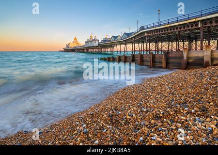 Wellen brechen am Kiesstrand unterhalb des Eastbourne Pier, Eastbourne, East Sussex, England, Vereinigtes Königreich, Europa Stockfoto