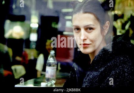 Gina Mckee Film: Wunderland (1999) Charaktere: Nadia Regie: Michael Winterbottom 13 May 1999 **WARNUNG** Dieses Foto ist nur für redaktionelle Zwecke bestimmt und unterliegt dem Copyright der BBC und/oder des Fotografen, der von der Film- oder Produktionsfirma beauftragt wurde und darf nur von Publikationen im Zusammenhang mit der Bewerbung des oben genannten Films reproduziert werden. Eine obligatorische Gutschrift an BBC ist erforderlich. Der Fotograf sollte auch bei Bekanntwerden des Fotos gutgeschrieben werden. Ohne schriftliche Genehmigung der Film Company kann keine kommerzielle Nutzung gewährt werden. Stockfoto