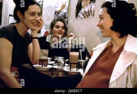 Gina Mckee, Shirley Henderson & Molly Parker Film: Wonderland (1999) Charaktere: Nadia,Debbie & Molly Regie: Michael Winterbottom 13 May 1999 **WARNUNG** Dieses Foto ist nur für redaktionelle Zwecke bestimmt und unterliegt dem Copyright der BBC und/oder des Fotografen, der von der Film- oder Produktionsfirma beauftragt wurde und darf nur von Publikationen im Zusammenhang mit der Bewerbung des oben genannten Films reproduziert werden. Eine obligatorische Gutschrift an BBC ist erforderlich. Der Fotograf sollte auch bei Bekanntwerden des Fotos gutgeschrieben werden. Ohne schriftliche Genehmigung der Film Company kann keine kommerzielle Nutzung gewährt werden. Stockfoto