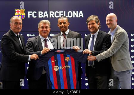 Barcelona, Spanien. 01. August 2022. Jules Kounde während seiner Präsentation als neuer Spieler des FC Barcelona bei Ciutat Esportiva Joan Gamper am 1. August 2022 in Barcelona, Spanien. (Foto von Bagu Blanco/PRESSINPHOTO) Credit: PRESSINPHOTO SPORTS AGENCY/Alamy Live News Stockfoto