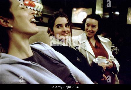 Gina Mckee, Shirley Henderson & Molly Parker Film: Wonderland (1999) Charaktere: Nadia,Debbie & Molly Regie: Michael Winterbottom 13 May 1999 **WARNUNG** Dieses Foto ist nur für redaktionelle Zwecke bestimmt und unterliegt dem Copyright der BBC und/oder des Fotografen, der von der Film- oder Produktionsfirma beauftragt wurde und darf nur von Publikationen im Zusammenhang mit der Bewerbung des oben genannten Films reproduziert werden. Eine obligatorische Gutschrift an BBC ist erforderlich. Der Fotograf sollte auch bei Bekanntwerden des Fotos gutgeschrieben werden. Ohne schriftliche Genehmigung der Film Company kann keine kommerzielle Nutzung gewährt werden. Stockfoto