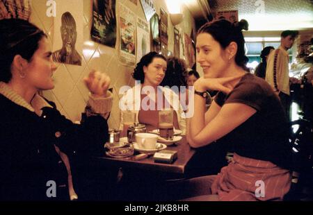 Shirley Henderson & Molly Parker,Gina Mckee Film: Wonderland (1999) Charaktere: Debbie & Molly,Nadia Regie: Michael Winterbottom 13 May 1999 **WARNUNG** Dieses Foto ist nur für redaktionelle Zwecke bestimmt und unterliegt dem Copyright der BBC und/oder des Fotografen, der von der Film- oder Produktionsfirma beauftragt wurde und darf nur von Publikationen im Zusammenhang mit der Bewerbung des oben genannten Films reproduziert werden. Eine obligatorische Gutschrift an BBC ist erforderlich. Der Fotograf sollte auch bei Bekanntwerden des Fotos gutgeschrieben werden. Ohne schriftliche Genehmigung der Film Company kann keine kommerzielle Nutzung gewährt werden. Stockfoto