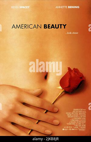 American Beauty, Filmplakat Film: American Beauty (USA 1999) Regie: Sam Mendes 08. September 1999 **WARNUNG** Dieses Foto ist nur für redaktionelle Zwecke bestimmt und unterliegt dem Copyright von DREAMWORKS und/oder des Fotografen, der von der Film- oder Produktionsfirma beauftragt wurde, und kann nur von Publikationen im Zusammenhang mit der Bewerbung des oben genannten Films reproduziert werden. Eine obligatorische Gutschrift an DREAMWORKS ist erforderlich. Der Fotograf sollte auch bei Bekanntwerden des Fotos gutgeschrieben werden. Ohne schriftliche Genehmigung der Film Company kann keine kommerzielle Nutzung gewährt werden. Stockfoto