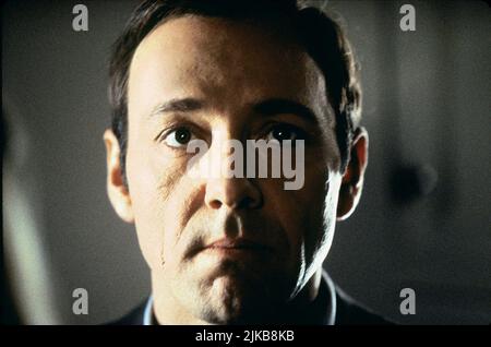 Kevin Spacey Film: American Beauty (USA 1999) Charaktere: Lester Burnham Regie: Sam Mendes 08. September 1999 **WARNUNG** Dieses Foto ist nur für redaktionelle Zwecke bestimmt und unterliegt dem Copyright von DREAMWORKS SKG und/oder des Fotografen, der von der Film- oder Produktionsfirma beauftragt wurde und darf nur von Publikationen im Zusammenhang mit der Bewerbung des oben genannten Films reproduziert werden. Eine obligatorische Gutschrift an DREAMWORKS SKG ist erforderlich. Der Fotograf sollte auch bei Bekanntwerden des Fotos gutgeschrieben werden. Ohne schriftliche Genehmigung der Film Company kann keine kommerzielle Nutzung gewährt werden. Stockfoto