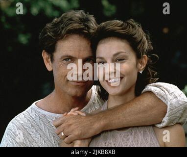 Bruce Greenwood & Ashley Judd Film: Double Jeopardy (USA/CAN/DE 1999) Charaktere: Nick & Libby Regie: Bruce Beresford 21. September 1999 **WARNUNG** Dieses Foto ist nur für redaktionelle Zwecke bestimmt und unterliegt dem Copyright von PARAMOUNT PICTURES und/oder des Fotografen, der von der Film- oder Produktionsfirma beauftragt wurde und darf nur von Publikationen im Zusammenhang mit der Bewerbung des oben genannten Films reproduziert werden. Eine obligatorische Gutschrift für PARAMOUNT-BILDER ist erforderlich. Der Fotograf sollte auch bei Bekanntwerden des Fotos gutgeschrieben werden. Ohne schriftliche Genehmigung der Film Company kann keine kommerzielle Nutzung gewährt werden. Stockfoto