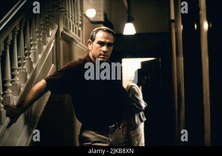 Tommy Lee Jones Film: Double Jeopardy (USA/CAN/DE 1999) Charaktere: Travis Regie: Bruce Beresford 21. September 1999 **WARNUNG** Dieses Foto ist nur für redaktionelle Zwecke bestimmt und unterliegt dem Copyright von PARAMOUNT PICTURES und/oder des Fotografen, der von der Film- oder Produktionsfirma beauftragt wurde und darf nur von Publikationen im Zusammenhang mit der Bewerbung des oben genannten Films reproduziert werden. Eine obligatorische Gutschrift für PARAMOUNT-BILDER ist erforderlich. Der Fotograf sollte auch bei Bekanntwerden des Fotos gutgeschrieben werden. Ohne schriftliche Genehmigung der Film Company kann keine kommerzielle Nutzung gewährt werden. Stockfoto