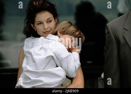 Ashley Judd & Benjamin Weir Film: Double Jeopardy (USA/CAN/DE 1999) Charaktere: Libby & Matty - Alter 4 Regie: Bruce Beresford 21. September 1999 **WARNUNG** Dieses Foto ist nur für redaktionelle Zwecke bestimmt und unterliegt dem Copyright von PARAMOUNT PICTURES und/oder des Fotografen, der von der Film- oder Produktionsfirma beauftragt wurde und darf nur von Publikationen im Zusammenhang mit der Bewerbung des oben genannten Films reproduziert werden. Eine obligatorische Gutschrift für PARAMOUNT-BILDER ist erforderlich. Der Fotograf sollte auch bei Bekanntwerden des Fotos gutgeschrieben werden. Ohne schriftliche Genehmigung der Film Company kann keine kommerzielle Nutzung gewährt werden. Stockfoto