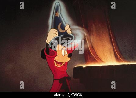 Mickey Mouse Film: Fantasia 2000 (USA 1999) / Segment: 'Der Zauberer'S-Lehrling' (Regie. James Algar) Director: Various 17 December 1999 **WARNUNG** Dieses Foto ist nur für den redaktionellen Gebrauch bestimmt und unterliegt dem Copyright von WALT DISNEY BILDERN und/oder dem Fotografen, der von der Film- oder Produktionsfirma beauftragt wurde und kann nur durch Publikationen im Zusammenhang mit der Bewerbung des oben genannten Films reproduziert werden. Eine obligatorische Gutschrift für BILDER VON WALT DISNEY ist erforderlich. Der Fotograf sollte auch bei Bekanntwerden des Fotos gutgeschrieben werden. Ohne schriftliche Genehmigung der Film Company kann keine kommerzielle Nutzung gewährt werden. Stockfoto