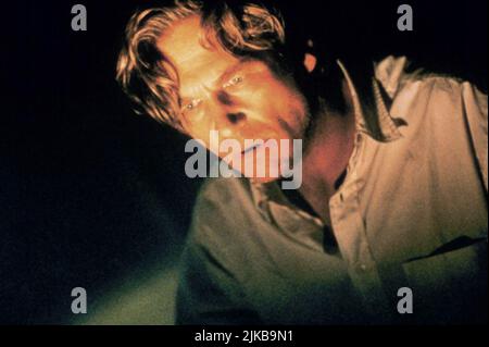 Jeff Bridges Film: Arlington Road (1999) Charaktere: Michael Faraday Regie: Mark Pellington, 19. März 1999 **WARNUNG** Dieses Foto ist nur für redaktionelle Zwecke bestimmt und unterliegt dem Copyright von LAKESHORE ENTERTAINMENT und/oder des Fotografen, der von der Film- oder Produktionsfirma beauftragt wurde und darf nur durch Publikationen im Zusammenhang mit der Bewerbung des oben genannten Films reproduziert werden. Eine obligatorische Gutschrift für DIE UNTERHALTUNG AM SEEUFER ist erforderlich. Der Fotograf sollte auch bei Bekanntwerden des Fotos gutgeschrieben werden. Ohne schriftliche Genehmigung der Film Company kann keine kommerzielle Nutzung gewährt werden. Stockfoto