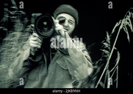 Joshua Leonard Film: The Blair Witch Project (USA 1999) Charaktere: Joshua 'Josh' Leonard Regie: Daniel Myrick, Eduardo Sanchez 25 January 1999 **WARNUNG** Dieses Foto ist nur für den redaktionellen Gebrauch bestimmt und unterliegt dem Copyright von PATHE und/oder des Fotografen, der von der Film- oder Produktionsfirma beauftragt wurde und kann nur durch Publikationen im Zusammenhang mit der Bewerbung des oben genannten Films reproduziert werden. Eine obligatorische Gutschrift an PATHE ist erforderlich. Der Fotograf sollte auch bei Bekanntwerden des Fotos gutgeschrieben werden. Ohne schriftliche Genehmigung der Film Company kann keine kommerzielle Nutzung gewährt werden. Stockfoto