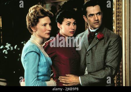 Cate Blanchett, Minnie Driver & Rupert Everett Film: An Ideal Husband (USA/UK/FR 1990) Charaktere: Lady Gertrude Chiltern,Miss Mabel Chiltern & Lord Arthur Goring / Literaturfilmung nach dem Stück 'ein Idealer Gatte' (nach dem Theaterstück von Oscar Wilde) Regie: Oliver Parker 16. April 1999 **WARNUNG** Dieses Foto ist nur für redaktionelle Verwendung bestimmt und unterliegt dem Copyright des ARTS COUNCIL OF ENGLAND und/oder des Fotografen, der von der Film oder Production Company beauftragt wurde und darf nur von Publikationen im Zusammenhang mit der Bewerbung des oben genannten Films reproduziert werden. Eine obligatorische Gutschrift an DEN ARTS COUNCIL OF E Stockfoto