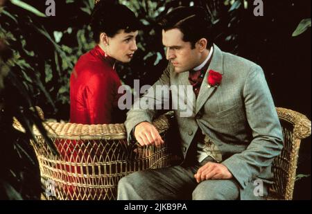 Minnie Driver & Rupert Everett Film: An Ideal Husband (USA/UK/FR 1990) Charaktere: Miss Mabel Chiltern & Lord Arthur Goring / Literaturfilmung nach dem Stück 'ein Idealer Gatte' (nach dem Theaterstück von Oscar Wilde) Regie: Oliver Parker 16. April 1999 **WARNUNG** Dieses Foto ist nur für redaktionelle Verwendung bestimmt und unterliegt dem Copyright des ARTS COUNCIL OF ENGLAND und/oder des Fotografen, der von der Film oder Production Company beauftragt wurde und darf nur von Publikationen im Zusammenhang mit der Bewerbung des oben genannten Films reproduziert werden. Eine obligatorische Gutschrift an DEN ARTS COUNCIL OF ENGLAND ist erforderlich. Der Fotograf sh Stockfoto