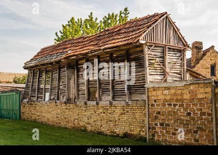 Srbobran ist eine Stadt in Serbien. Novi Sad, Serbien - Holzlager für Mais in der Vojvodina Stadt Srbobran. Stockfoto