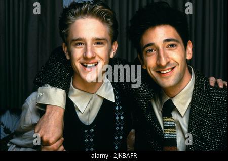 Ben Foster & Adrien Brody Film Liberty Heights (1999) Charaktere: Ben Kurtzman & Van Kurtzman Regie: Barry Levinson 17. November 1999 **WARNUNG** dieses Foto ist nur für redaktionelle Zwecke bestimmt und ist urheberrechtlich geschützt von WARNER BROS. Und/oder dem von der Film- oder Produktionsgesellschaft beauftragten Fotografen und dürfen nur durch Veröffentlichungen in Verbindung mit der Werbung für den oben genannten Film reproduziert werden. Eine obligatorische Gutschrift an WARNER BROS. Ist erforderlich. Der Fotograf sollte ebenfalls angerechnet werden, wenn er bekannt ist. Ohne schriftliche Genehmigung der Film Company kann keine kommerzielle Nutzung gewährt werden. Stockfoto