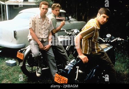 Gerry Rosenthal,Ben Foster,Evan Neumann Film: Liberty Heights (1999) Charaktere: Murray,Ben Kurtzman,Sheldon (als Evan Neuman) Regie: Barry Levinson 17 November 1999 **WARNUNG** Dieses Foto ist nur für redaktionelle Zwecke bestimmt und unterliegt dem Copyright von WARNER BROS. Und/oder des Fotografen, der von der Film- oder Produktionsfirma beauftragt wurde und nur durch Publikationen im Zusammenhang mit der Bewerbung des oben genannten Films reproduziert werden kann. Eine obligatorische Gutschrift an WARNER BROS. Ist erforderlich. Der Fotograf sollte auch bei Bekanntwerden des Fotos gutgeschrieben werden. Ohne schriftliche Genehmigung des Films C kann keine kommerzielle Nutzung gewährt werden Stockfoto