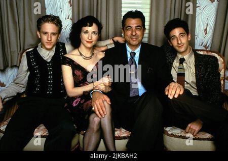 Ben Foster,Bebe Neuwirth,Joe Mantegna & Adrien Brody Film: Liberty Heights (1999) Charaktere: Ben Kurtzman,Ada Kurtzman,Nate Kurtzman & Van Kurtzman Regie: Barry Levinson 17 November 1999 **WARNUNG** Dieses Foto ist nur für redaktionelle Zwecke bestimmt und unterliegt dem Copyright von WARNER BROS. Und/oder des Fotografen, der von der Film- oder Produktionsfirma beauftragt wurde und nur durch Publikationen im Zusammenhang mit der Bewerbung des oben genannten Films reproduziert werden kann. Eine obligatorische Gutschrift an WARNER BROS. Ist erforderlich. Der Fotograf sollte auch bei Bekanntwerden des Fotos gutgeschrieben werden. Ohne schriftliche Genehmigung kann keine kommerzielle Nutzung gewährt werden Stockfoto