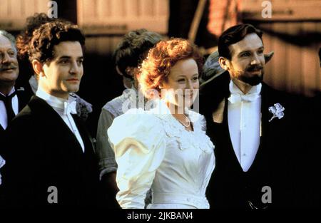 James Frain, Jennifer Ehle, Ralph Fiennes Film: Sunshine (1999) Charaktere: Gustave Sonnenschein,Valerie Sonnenschein,Ignatz Sonnenschein / Adam Sors / Ivan Sors Regie: István Szabó 13. September 1999 **WARNUNG** Dieses Foto ist nur für den redaktionellen Gebrauch bestimmt und unterliegt dem Copyright von CHANNEL FOUR FILMEN und/oder dem Fotografen, der von der Film- oder Produktionsfirma beauftragt wurde, und kann nur durch Publikationen im Zusammenhang mit der Bewerbung des oben genannten Films reproduziert werden. Für DEN KANAL VON VIER FILMEN ist eine obligatorische Gutschrift erforderlich. Der Fotograf sollte auch bei Bekanntwerden des Fotos gutgeschrieben werden. Es kann keine kommerzielle Nutzung erfolgen Stockfoto