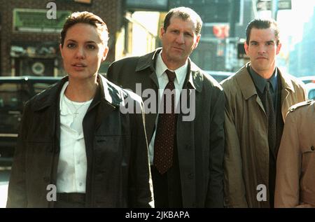 Angelina Jolie, Ed O'Neill, Mike Mcglone Film: The Bone Collector (USA/CAN 1999) Charaktere: Amelia Donaghy,Detective Paulie Sellitto,Detective Kenny Solomon Regie: Phillip Noyce 29 August 1999 **WARNUNG** Dieses Foto ist nur für redaktionelle Zwecke bestimmt und unterliegt dem Copyright von COLUMBIA PICTURES und/oder des Fotografen, der von der Film- oder Produktionsfirma beauftragt wurde und darf nur von Publikationen im Zusammenhang mit der Bewerbung des oben genannten Films reproduziert werden. Eine obligatorische Gutschrift für COLUMBIA PICTURES ist erforderlich. Der Fotograf sollte auch bei Bekanntwerden des Fotos gutgeschrieben werden. Es kann keine kommerzielle Nutzung von wi gewährt werden Stockfoto