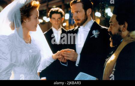 Jennifer Ehle, James Frain, Ralph Fiennes Film: Sunshine (1999) Charaktere: Valerie Sonnenschein,Gustave Sonnenschein,Ignatz Sonnenschein / Adam Sors / Ivan Sors Regie: István Szabó 13. September 1999 **WARNUNG** Dieses Foto ist nur für den redaktionellen Gebrauch bestimmt und unterliegt dem Copyright von CHANNEL FOUR FILMEN und/oder dem Fotografen, der von der Film- oder Produktionsfirma beauftragt wurde, und kann nur durch Publikationen im Zusammenhang mit der Bewerbung des oben genannten Films reproduziert werden. Für DEN KANAL VON VIER FILMEN ist eine obligatorische Gutschrift erforderlich. Der Fotograf sollte auch bei Bekanntwerden des Fotos gutgeschrieben werden. Es kann keine kommerzielle Nutzung erfolgen Stockfoto