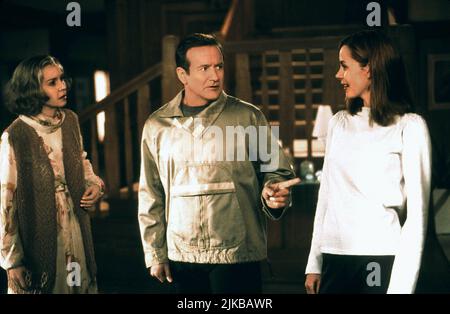 Robin Williams & Embeth Davidtz Film: Zweihundertjähriger Mann (USA/DE 1999) Charaktere: Andrew Martin,Little Miss Amanda Martin / Portia Charney Regie: Chris Columbus 13 December 1999 **WARNUNG** Dieses Foto ist nur für den redaktionellen Gebrauch bestimmt und unterliegt dem Copyright von COLUMBIA PICTURES und/oder des Fotografen, der von der Film- oder Produktionsfirma beauftragt wurde und darf nur von Publikationen im Zusammenhang mit der Bewerbung des oben genannten Films reproduziert werden. Eine obligatorische Gutschrift für COLUMBIA PICTURES ist erforderlich. Der Fotograf sollte auch bei Bekanntwerden des Fotos gutgeschrieben werden. Ohne schriftliche aut kann keine kommerzielle Nutzung gewährt werden Stockfoto