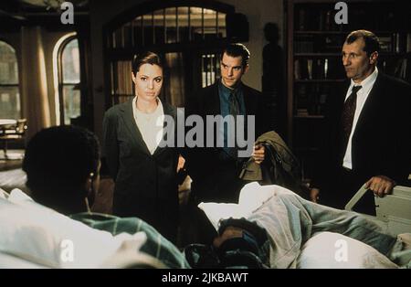 Denzel Washington, Angelina Jolie, Mike Mcglone & Ed O'Neill Film: The Bone Collector (USA/CAN 1999) Charaktere: Amelia Donaghy,Detective Kenny Solomon,Detective Paulie Sellitto Regie: Phillip Noyce 29 August 1999 **WARNUNG** Dieses Foto ist nur für redaktionelle Zwecke bestimmt und unterliegt dem Copyright von COLUMBIA PICTURES und/oder des Fotografen, der von der Film- oder Produktionsfirma beauftragt wurde und darf nur von Publikationen im Zusammenhang mit der Bewerbung des oben genannten Films reproduziert werden. Eine obligatorische Gutschrift für COLUMBIA PICTURES ist erforderlich. Der Fotograf sollte auch bei Bekanntwerden des Fotos gutgeschrieben werden. Kein kommerzielles U Stockfoto