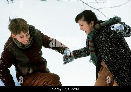 Reeve Carney & Ann Suzuki Film: Snow Falling on Cedars (USA 1999) Charaktere: Junge Ishmael Chambers & / Literaturfilmung (nach dem Buch von David Guterson) Regie: Scott Hicks 12 September 1999 **WARNUNG** Dieses Foto ist nur für redaktionelle Zwecke bestimmt und unterliegt dem Copyright von UNIVERSAL-BILDERN und/oder dem Fotografen, der von der Film- oder Produktionsfirma beauftragt wurde und darf nur von Publikationen im Zusammenhang mit der Bewerbung des oben genannten Films reproduziert werden. Eine obligatorische Gutschrift für UNIVERSELLE BILDER ist erforderlich. Der Fotograf sollte auch bei Bekanntwerden des Fotos gutgeschrieben werden. Es kann keine kommerzielle Nutzung erfolgen Stockfoto