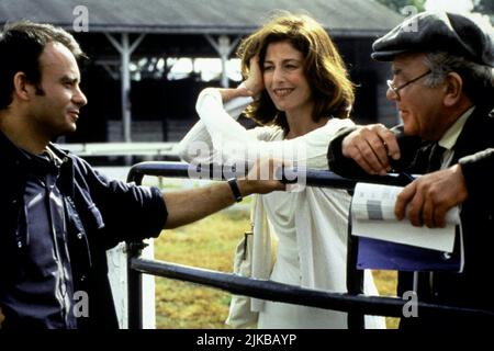 Matthew Warchus, Catherine Keener & Albert Finney Film: Simpatico (USA/UK/FR 1999) Charaktere: ,Cecilia & Simms / Ryan Ames / nach dem Theaterstück von Sam Shepard Regie: Matthew Warchus 15 September 1999 **WARNUNG** Dieses Foto ist nur für redaktionelle Zwecke bestimmt und unterliegt dem Copyright von ZEAL PICTURES und/oder des Fotografen, der von der Film- oder Produktionsfirma beauftragt wurde und darf nur von Publikationen im Zusammenhang mit der Bewerbung des oben genannten Films reproduziert werden. Eine obligatorische Gutschrift für ZEAL-BILDER ist erforderlich. Der Fotograf sollte auch bei Bekanntwerden des Fotos gutgeschrieben werden. Mit kann keine kommerzielle Nutzung gewährt werden Stockfoto