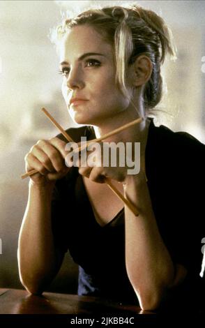 Jennifer Jason Leigh Film Existenz (CAN/UK 1999) Charaktere: Allegra Geller Regie: David Cronenberg 16. Februar 1999 **WARNUNG** dieses Foto ist nur für redaktionelle Zwecke bestimmt und unterliegt dem Urheberrecht von DIMENSION Films und/oder dem Fotografen, der von der Film or Production Company beauftragt wurde. Es kann nur durch Veröffentlichungen in Verbindung mit der Werbung für den oben genannten Film reproduziert werden. Für die ABMESSUNG VON Filmen ist eine obligatorische Gutschrift erforderlich. Der Fotograf sollte ebenfalls angerechnet werden, wenn er bekannt ist. Ohne schriftliche Genehmigung der Film Company kann keine kommerzielle Nutzung gewährt werden. Stockfoto