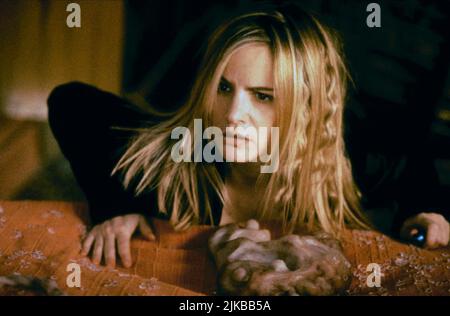 Jennifer Jason Leigh Film Existenz (CAN/UK 1999) Charaktere: Allegra Geller Regie: David Cronenberg 16. Februar 1999 **WARNUNG** dieses Foto ist nur für redaktionelle Zwecke bestimmt und unterliegt dem Urheberrecht von DIMENSION Films und/oder dem Fotografen, der von der Film or Production Company beauftragt wurde. Es kann nur durch Veröffentlichungen in Verbindung mit der Werbung für den oben genannten Film reproduziert werden. Für die ABMESSUNG VON Filmen ist eine obligatorische Gutschrift erforderlich. Der Fotograf sollte ebenfalls angerechnet werden, wenn er bekannt ist. Ohne schriftliche Genehmigung der Film Company kann keine kommerzielle Nutzung gewährt werden. Stockfoto