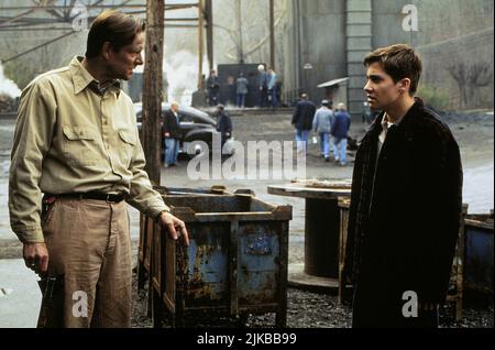 Chris Cooper & Jake Gyllenhaal Film: October Sky (1999) Charaktere: John Hickam & Homer Hickam Regie: Joe Johnston 19 February 1999 **WARNUNG** Dieses Foto ist nur für redaktionelle Zwecke bestimmt und unterliegt dem Copyright von UNIVERSAL und/oder dem Fotografen, der von der Film- oder Produktionsfirma beauftragt wurde und darf nur von Publikationen im Zusammenhang mit der Bewerbung des oben genannten Films reproduziert werden. Eine obligatorische Gutschrift an UNIVERSAL ist erforderlich. Der Fotograf sollte auch bei Bekanntwerden des Fotos gutgeschrieben werden. Ohne schriftliche Genehmigung der Film Company kann keine kommerzielle Nutzung gewährt werden. Stockfoto