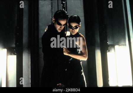Keanu Reeves, Carrie-Anne Moss Film The Matrix (USA/aus 1999) Charaktere: Neo, Trinity Regie: Die Wachowski Brothers 31 März 1999 **WARNUNG** dieses Foto ist nur für redaktionelle Zwecke bestimmt und ist urheberrechtlich geschützt von WARNER BROS. Und/oder dem von der Film- oder Produktionsgesellschaft beauftragten Fotografen und dürfen nur durch Veröffentlichungen in Verbindung mit der Werbung für den oben genannten Film reproduziert werden. Eine obligatorische Gutschrift an WARNER BROS. Ist erforderlich. Der Fotograf sollte ebenfalls angerechnet werden, wenn er bekannt ist. Ohne schriftliche Genehmigung der Film Company kann keine kommerzielle Nutzung gewährt werden. Stockfoto