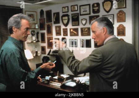 Clint Eastwood & James Woods Film True Crime (USA 1999) Charaktere: Steve Everett & Alan Mann Regie: Clint Eastwood 19. März 1999 **WARNUNG** dieses Foto ist nur für redaktionelle Zwecke bestimmt und ist urheberrechtlich geschützt von WARNER BROS. Und/oder dem von der Film- oder Produktionsgesellschaft beauftragten Fotografen und dürfen nur durch Veröffentlichungen in Verbindung mit der Werbung für den oben genannten Film reproduziert werden. Eine obligatorische Gutschrift an WARNER BROS. Ist erforderlich. Der Fotograf sollte ebenfalls angerechnet werden, wenn er bekannt ist. Ohne schriftliche Genehmigung der Film Company kann keine kommerzielle Nutzung gewährt werden. Stockfoto