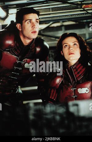 Freddie Prinze Jr & Saffron Burrows Film Wing Commander (1999) Charaktere: & Lt. Commander. 'Angel' Devereaux Regisseur: Chris Roberts 12. März 1999 **WARNUNG** dieses Foto ist nur für redaktionelle Zwecke bestimmt und unterliegt dem Urheberrecht von TBS SUPERSTATION und/oder dem von der Film- oder Produktionsgesellschaft beauftragten Fotografen und darf nur durch Veröffentlichungen in Verbindung mit der Werbung für den oben genannten Film reproduziert werden. Eine obligatorische Gutschrift für TBS-SUPERSTATION ist erforderlich. Der Fotograf sollte ebenfalls angerechnet werden, wenn er bekannt ist. Ohne schriftliche Genehmigung der Film Company kann keine kommerzielle Nutzung gewährt werden. Stockfoto