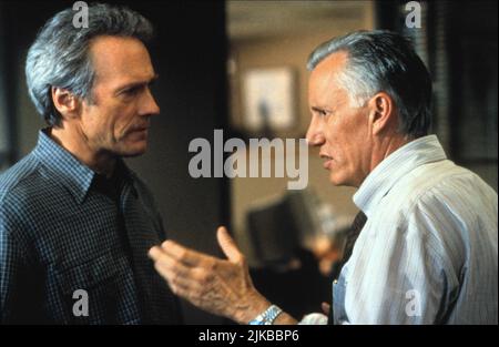 Clint Eastwood & James Woods Film: True Crime (USA 1999) Charaktere: Steve Everett & Alan Mann Regie: Clint Eastwood 19 March 1999 **WARNUNG** Dieses Foto ist nur für den redaktionellen Gebrauch bestimmt und unterliegt dem Copyright von WARNER BROS. Und/oder des Fotografen, der von der Film- oder Produktionsfirma beauftragt wurde und nur durch Publikationen im Zusammenhang mit der Bewerbung des oben genannten Films reproduziert werden kann. Eine obligatorische Gutschrift an WARNER BROS. Ist erforderlich. Der Fotograf sollte auch bei Bekanntwerden des Fotos gutgeschrieben werden. Ohne schriftliche Genehmigung der Film Company kann keine kommerzielle Nutzung gewährt werden. Stockfoto