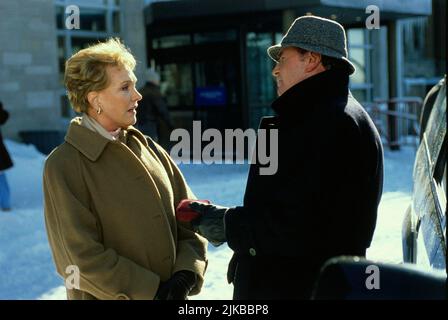 Julie Andrews & James Garner Film: One Special Night (1999) Charaktere: Catherine & Robert Woodward Regie: Roger Young 28 November 1999 **WARNUNG** Dieses Foto ist nur für redaktionelle Zwecke bestimmt und unterliegt dem Copyright von CBS und/oder dem von der Film- oder Produktionsfirma beauftragten Fotografen und kann nur von Publikationen im Zusammenhang mit der Bewerbung des oben genannten Films reproduziert werden. Eine obligatorische Gutschrift an CBS ist erforderlich. Der Fotograf sollte auch bei Bekanntwerden des Fotos gutgeschrieben werden. Ohne schriftliche Genehmigung der Film Company kann keine kommerzielle Nutzung gewährt werden. Stockfoto