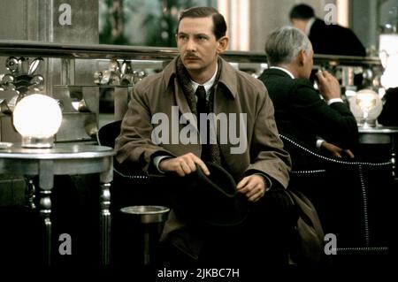 Ian Hart Film The End of the Affair (1999) Charaktere: Mr. Parkis Regie: Neil Jordan 02. Dezember 1999 **WARNUNG** dieses Foto ist nur für redaktionelle Zwecke bestimmt und unterliegt dem Copyright von COLUMBIA und/oder dem Fotografen, der von der Film- oder Produktionsgesellschaft beauftragt wurde. Es kann nur durch Veröffentlichungen in Verbindung mit der Werbung für den obigen Film reproduziert werden. Eine obligatorische Gutschrift für COLUMBIA ist erforderlich. Der Fotograf sollte ebenfalls angerechnet werden, wenn er bekannt ist. Ohne schriftliche Genehmigung der Film Company kann keine kommerzielle Nutzung gewährt werden. Stockfoto