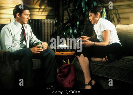 Hope Davis & Zooey Deschanel Film Mumford (1999) Charaktere: Sofie Crisp & Nessa Watkins Regie: Lawrence Kasdan 11. September 1999 **WARNUNG** dieses Foto ist nur für redaktionelle Zwecke bestimmt und unterliegt dem Urheberrecht von TOUCHSTONE PICTURES und/oder dem Fotografen, der von der Film or Production Company zugewiesen wurde. Es ist eine obligatorische Gutschrift für TOUCHSTONE-BILDER erforderlich. Der Fotograf sollte ebenfalls angerechnet werden, wenn er bekannt ist. Ohne schriftliche Genehmigung der Film Company kann keine kommerzielle Nutzung gewährt werden. Stockfoto