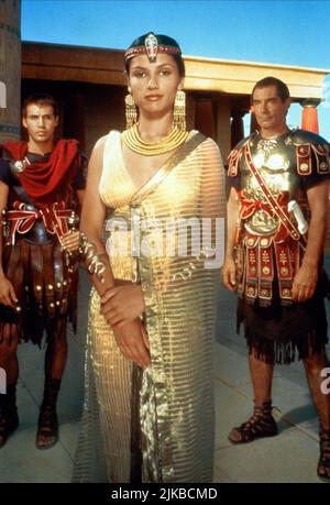 Billy Zane, Leonor Varela & Timothy Dalton Film: Cleopatra (TV-Miniserie) Charaktere: Marc Antony, Cleopatra, Julius Caesar USA/De 1999, Regie: Franc Roddam 23 May 1999 **WARNUNG** Dieses Foto ist nur für redaktionelle Verwendung bestimmt und unterliegt dem Copyright von ABC/OLIVER UPTON und/oder des Fotografen, der von der Film- oder Produktionsfirma beauftragt wurde.Es kann nur von Publikationen im Zusammenhang mit der Bewerbung des oben genannten Films reproduziert werden. Eine obligatorische Gutschrift an ABC/OLIVER UPTON ist erforderlich. Ohne schriftliche Genehmigung der Film Company kann keine kommerzielle Nutzung gewährt werden. Stockfoto