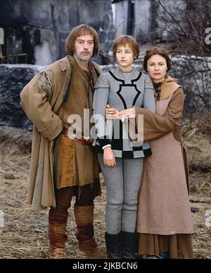 Powers Boothe, Leelee Sobieski & Jacqueline Bisset Fernsehen: Jeanne d'Arc (TV-Miniserie) Charaktere: Jacques D'Arc,Joan D'Arc & Isabelle D'Arc Can 1999, Regie: Christian Duguay 15 May 1999 **WARNUNG** Dieses Foto ist nur für redaktionelle Zwecke bestimmt und unterliegt dem Copyright von CBS und/oder des Fotografen, der von der Film- oder Produktionsfirma beauftragt wurde und darf nur von Publikationen im Zusammenhang mit der Bewerbung des oben genannten Films reproduziert werden. Eine obligatorische Gutschrift an CBS ist erforderlich. Der Fotograf sollte auch bei Bekanntwerden des Fotos gutgeschrieben werden. Eine kommerzielle Nutzung kann ohne schriftliche Genehmigung des nicht gewährt werden Stockfoto