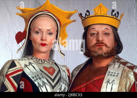 Miranda Richardson & Simon Russell Beale Film: Alice im Wunderland (1999) Charaktere: Königin der Herzen, König der Herzen Regie: Nick Willing 28. Februar 1999 **WARNUNG** Dieses Foto ist nur für redaktionelle Zwecke bestimmt und unterliegt dem Copyright von NBC und/oder dem von der Film- oder Produktionsfirma beauftragten Fotografen und kann nur von Publikationen im Zusammenhang mit der Bewerbung des oben genannten Films reproduziert werden. Eine obligatorische Gutschrift an NBC ist erforderlich. Der Fotograf sollte auch bei Bekanntwerden des Fotos gutgeschrieben werden. Ohne schriftliche Genehmigung der Film Company kann keine kommerzielle Nutzung gewährt werden. Stockfoto