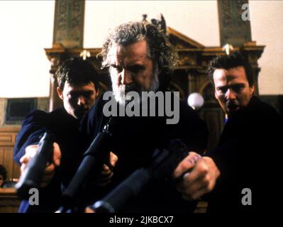 Norman Reedus, Billy Connolly & Sean Patrick Flanery Film: The Boondock Saints (USA/CAN 1999) Charaktere: Murphy MacManus, Il Duce, Connor MacManus Regie: Troy Duffy 04 August 1999 **WARNUNG** Dieses Foto ist nur für redaktionelle Verwendung bestimmt und unterliegt dem Copyright von 20. CENTURY FOX HOME ENTERTAINMENT und/oder des Fotografen, der von der Film- oder Produktionsfirma beauftragt wurde und darf nur durch Publikationen im Zusammenhang mit der Bewerbung des oben genannten Films reproduziert werden. Eine obligatorische Gutschrift auf 20. CENTURY FOX HOME ENTERTAINMENT ist erforderlich. Der Fotograf sollte auch bei Bekanntwerden des Fotos gutgeschrieben werden. Keine Kommercia Stockfoto