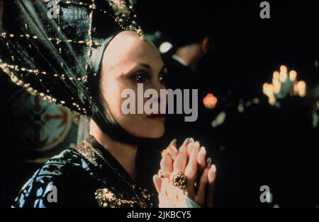 Faye Dunaway Film The Messenger: The Story of Joan of Arc (FR/CZ 1999) Regie: Luc Besson 18. Oktober 1999 **WARNUNG** dieses Foto ist nur für redaktionelle Zwecke bestimmt und unterliegt dem Urheberrecht von COLUMBIAGAUMONT und/oder dem Fotografen, der von der Film- oder Produktionsgesellschaft beauftragt wurde. Eine obligatorische Gutschrift an COLUMBIAGAUMONT ist erforderlich. Der Fotograf sollte ebenfalls angerechnet werden, wenn er bekannt ist. Ohne schriftliche Genehmigung der Film Company kann keine kommerzielle Nutzung gewährt werden. Stockfoto