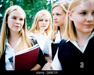 Leslie Hayman, Kirsten Dunst, Chelse Swain & A.J. Cook Film: The Virgin Suicides (USA 2000) Charaktere: Therese Lisbon, Lux Lisbon, Bonnie Lisbon, Mary Lisbon Regie: Sofia Coppola 19 May 1999 **WARNUNG** Dieses Foto ist nur für den redaktionellen Gebrauch bestimmt und unterliegt dem Copyright von AMERICAN ZOETROPE und/oder des Fotografen, der von der Film oder Production Company beauftragt wurde und kann nur durch Publikationen im Zusammenhang mit der Bewerbung des oben genannten Films reproduziert werden. Eine obligatorische Gutschrift an AMERICAN ZOETROPE ist erforderlich. Der Fotograf sollte auch bei Bekanntwerden des Fotos gutgeschrieben werden. Mit kann keine kommerzielle Nutzung gewährt werden Stockfoto