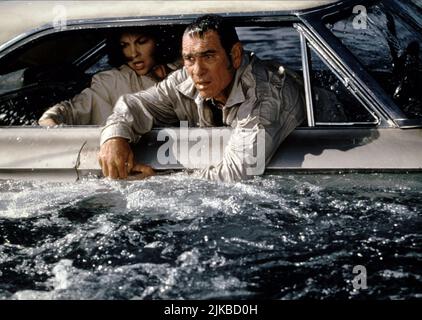 Ashley Judd & Tommy Lee Jones Film: Double Jeopardy (USA/CAN/DE 1999) Charaktere: Libby, Travis Regie: Bruce Beresford 21. September 1999 **WARNUNG** Dieses Foto ist nur für redaktionelle Zwecke bestimmt und unterliegt dem Copyright von PARAMOUNT PICTURES und/oder des Fotografen, der von der Film- oder Produktionsfirma beauftragt wurde und darf nur von Publikationen im Zusammenhang mit der Bewerbung des oben genannten Films reproduziert werden. Eine obligatorische Gutschrift für PARAMOUNT-BILDER ist erforderlich. Der Fotograf sollte auch bei Bekanntwerden des Fotos gutgeschrieben werden. Ohne schriftliche Genehmigung der Film Company kann keine kommerzielle Nutzung gewährt werden. Stockfoto