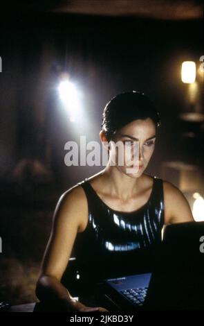 Carrie-Anne Moss Film The Matrix (USA/aus 1999) Charaktere: Trinity Regie: Die Wachowski Brothers 31 März 1999 **WARNUNG** dieses Foto ist nur für redaktionelle Zwecke bestimmt und ist urheberrechtlich geschützt von WARNER BROS. Und/oder dem von der Film- oder Produktionsgesellschaft beauftragten Fotografen und dürfen nur durch Veröffentlichungen in Verbindung mit der Werbung für den oben genannten Film reproduziert werden. Eine obligatorische Gutschrift an WARNER BROS. Ist erforderlich. Der Fotograf sollte ebenfalls angerechnet werden, wenn er bekannt ist. Ohne schriftliche Genehmigung der Film Company kann keine kommerzielle Nutzung gewährt werden. Stockfoto
