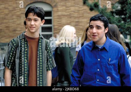 Joseph Gordon-Levitt & David Krumholtz Film: 10 Things I Hate About You (USA 1999) Charaktere: Cameron James & Michael Regie: Gil junger 31 March 1999 **WARNUNG** Dieses Foto ist nur für redaktionelle Verwendung bestimmt und unterliegt dem Copyright von TOUCHSTONE-BILDERN und/oder dem Fotografen, der von der Film- oder Produktionsfirma beauftragt wurde und darf nur von Publikationen im Zusammenhang mit der Bewerbung des oben genannten Films reproduziert werden. Eine obligatorische Gutschrift für DIE TOUCHSTONE-BILDER ist erforderlich. Der Fotograf sollte auch bei Bekanntwerden des Fotos gutgeschrieben werden. Ohne schriftliche Genehmigung des Films C kann keine kommerzielle Nutzung gewährt werden Stockfoto