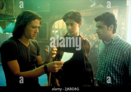 Heath Ledger, Joseph Gordon-Levitt & David Krumholtz Film: 10 Things I Hate About You (USA 1999) Charaktere: Patrick Verona, Cameron James, Michael Regie: Gil junger 31 March 1999 **WARNUNG** Dieses Foto ist nur für redaktionelle Verwendung bestimmt und unterliegt dem Copyright von TOUCHSTONE-BILDERN und/oder dem Fotografen, der von der Film- oder Produktionsfirma beauftragt wurde und darf nur von Publikationen im Zusammenhang mit der Bewerbung des oben genannten Films reproduziert werden. Eine obligatorische Gutschrift für DIE TOUCHSTONE-BILDER ist erforderlich. Der Fotograf sollte auch bei Bekanntwerden des Fotos gutgeschrieben werden. Ohne Writ kann keine kommerzielle Nutzung gewährt werden Stockfoto