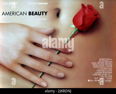 Film Poster Film: American Beauty (USA 1999) Regie: Sam Mendes 08. September 1999 **WARNUNG** Dieses Foto ist nur für redaktionelle Zwecke bestimmt und unterliegt dem Copyright von DREAMWORKS und/oder des Fotografen, der von der Film- oder Produktionsfirma beauftragt wurde, und kann nur von Publikationen im Zusammenhang mit der Bewerbung des oben genannten Films reproduziert werden. Eine obligatorische Gutschrift an DREAMWORKS ist erforderlich. Der Fotograf sollte auch bei Bekanntwerden des Fotos gutgeschrieben werden. Ohne schriftliche Genehmigung der Film Company kann keine kommerzielle Nutzung gewährt werden. Stockfoto